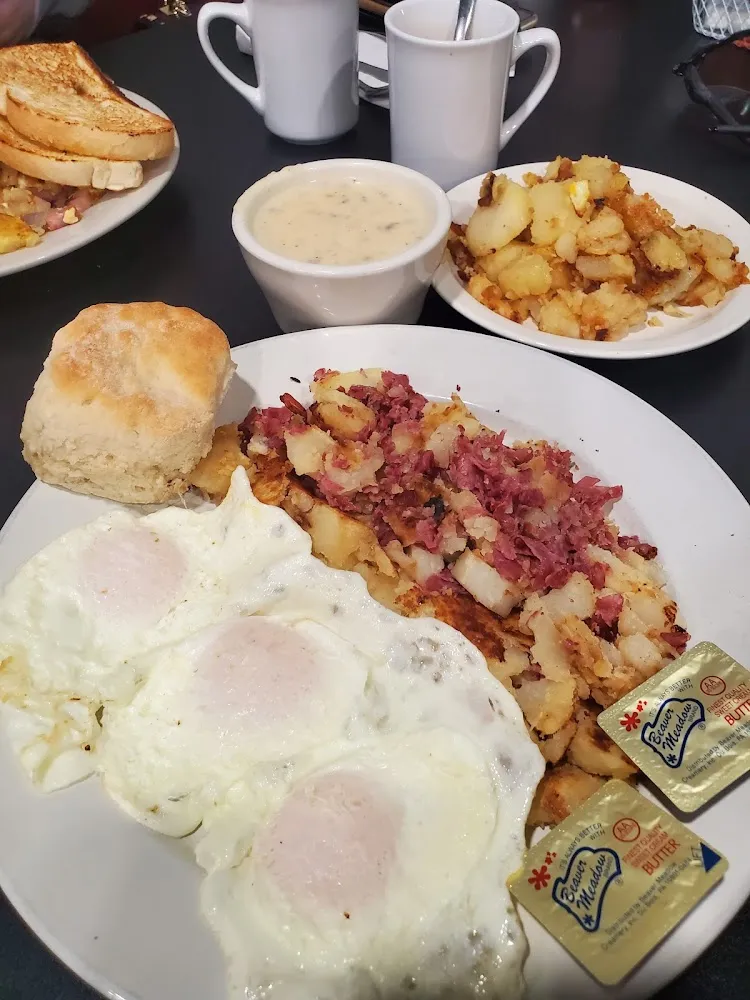 2 Eggs & Corned Beef Hash w Homefries